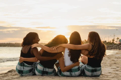 Young people networking with other vacation club members while travelling via vacation clubs